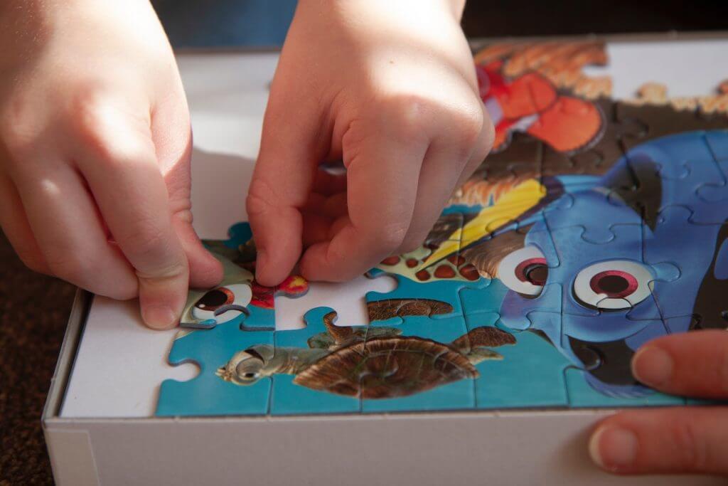 Learning Resources Plateau Sensoriel Avec Couvercle – Outils Et 14 Récipients – Motricité Fine Dès 3 Ans