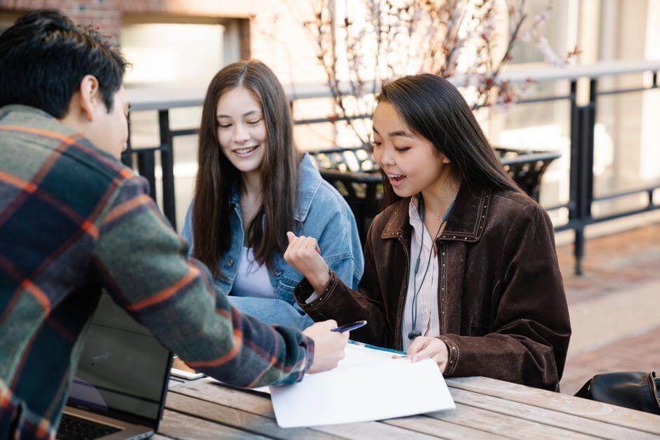 Étudiants préparant un programme d'échange en France
