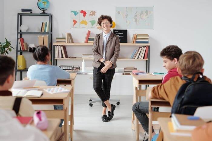 Enseignant préparant un cours avec un ordinateur portable