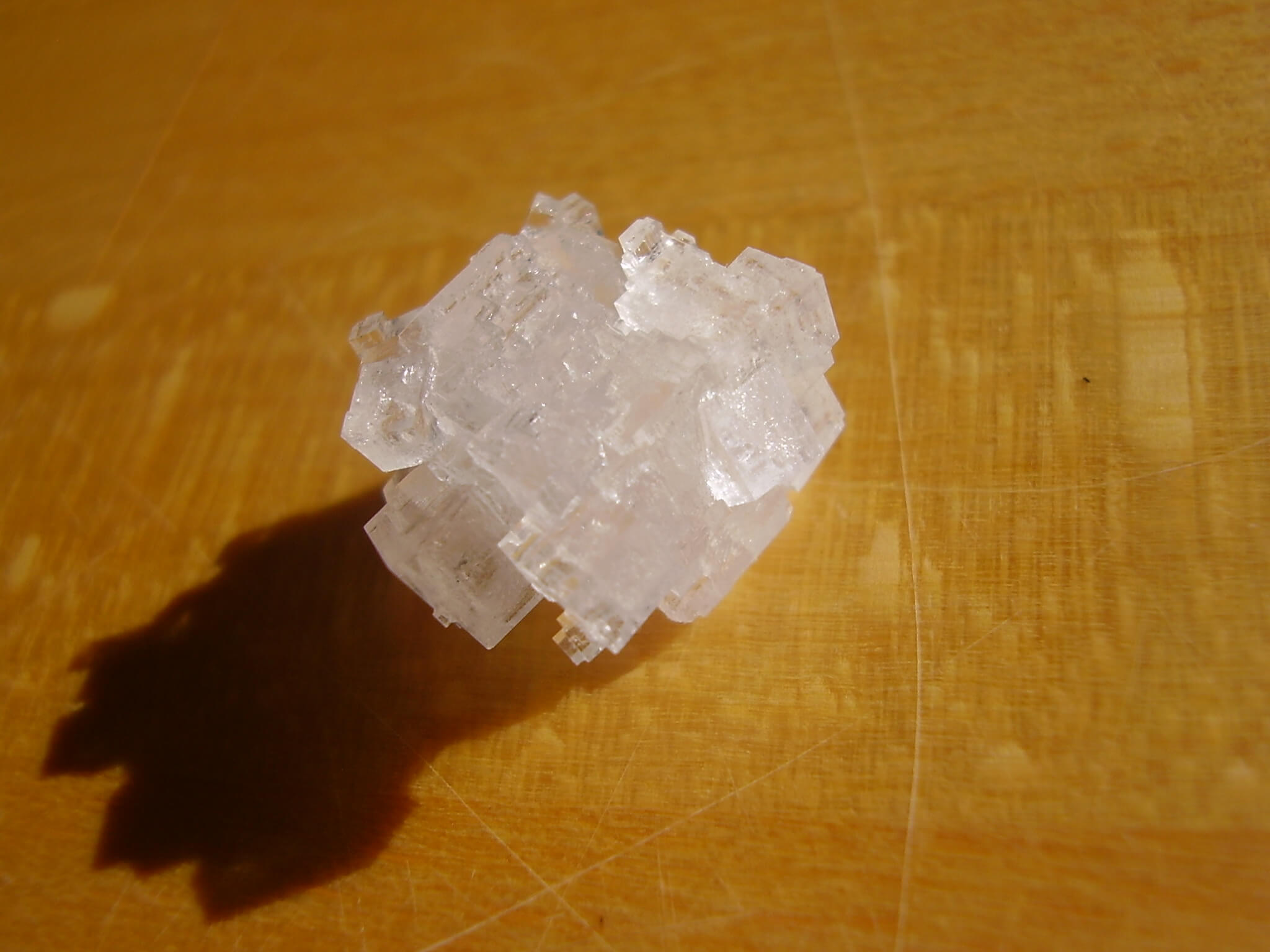 Cristaux de sel formés après évaporation, posés sur une table en bois