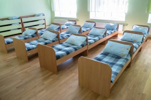 Couchages empilables dans un espace sieste en école maternelle