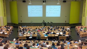 Amphithéâtre universitaire pendant un cours
