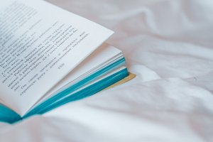 Livre ouvert pour choisir des livres d’occasion en ligne
