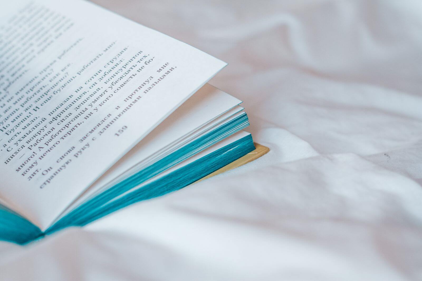 Livre ouvert pour choisir des livres d’occasion en ligne