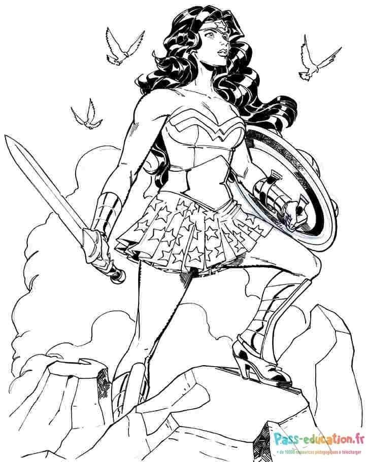 Coloriage Super-héroïne avec épée à imprimer et colorier