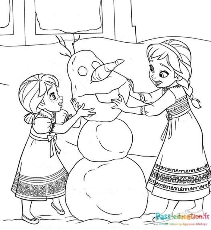 Coloriage Elsa et Anna construisent un bonhomme de neige à imprimer et colorier