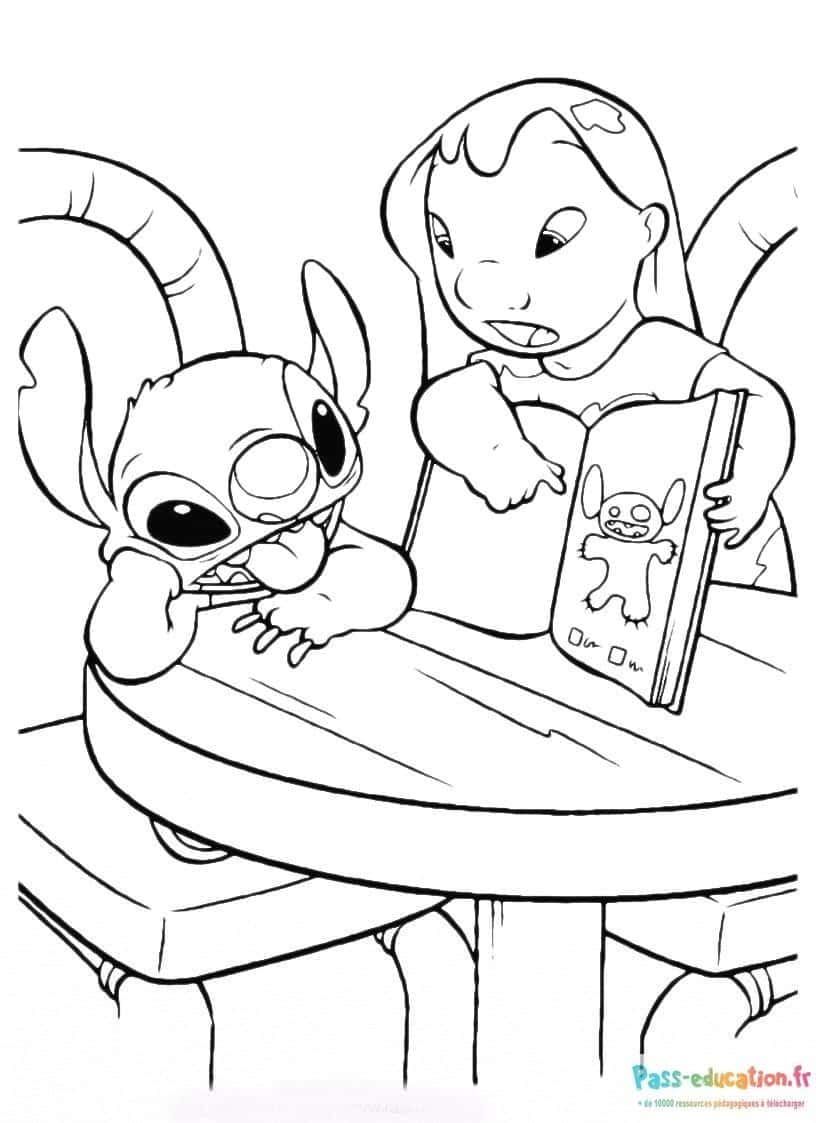 Coloriage Stitch lit un livre à imprimer et colorier