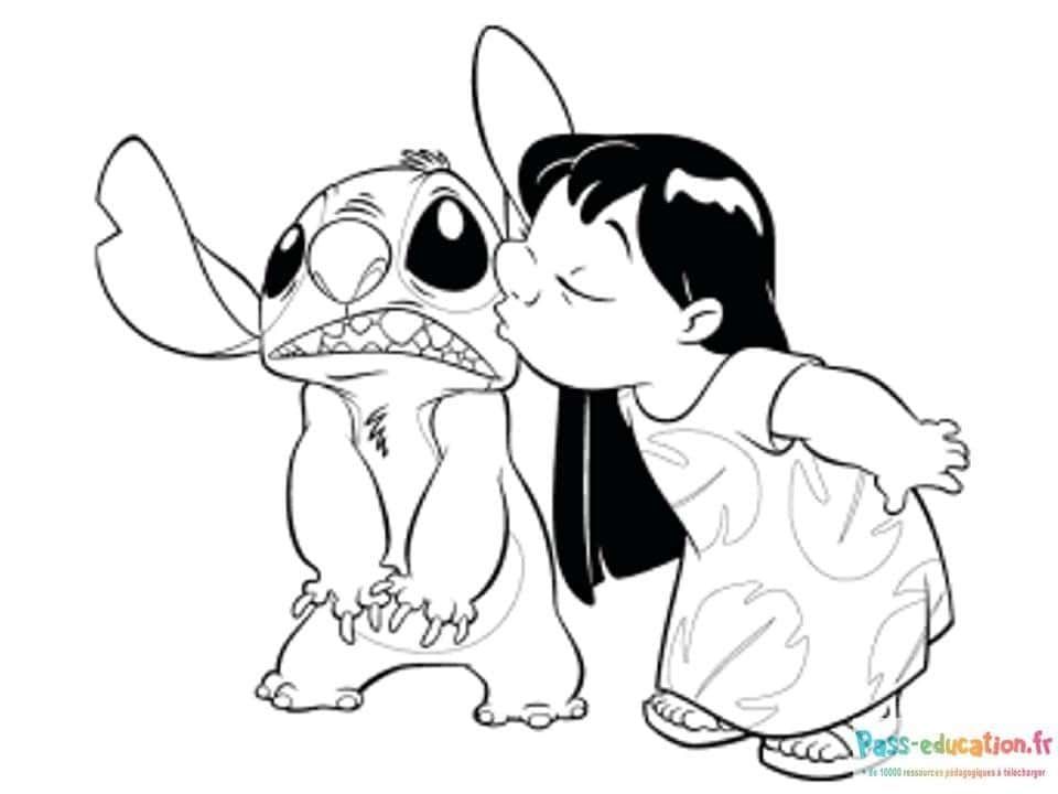 Coloriage Lilo embrasse Stitch à imprimer et colorier