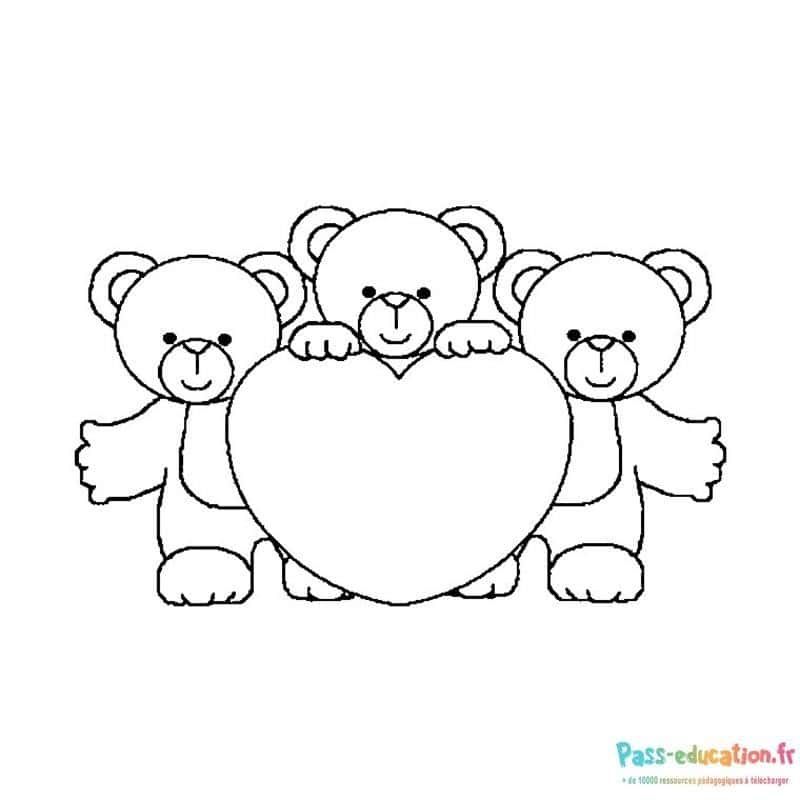 Coloriage Ours avec cœur à imprimer et colorier