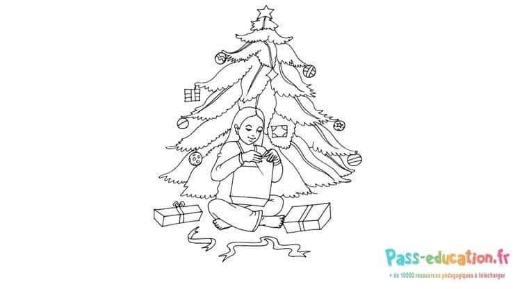 Coloriage Noël sous le sapin à imprimer et colorier