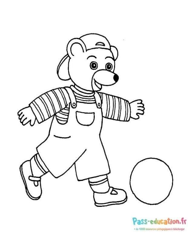Coloriage Petit Ours Brun joue au ballon à imprimer et colorier