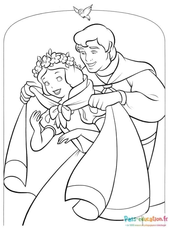 Coloriage Blanche Neige et la cape à imprimer et colorier
