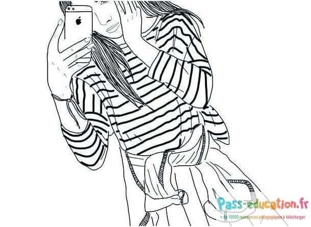 Coloriage Adolescente et Smartphone à imprimer et colorier