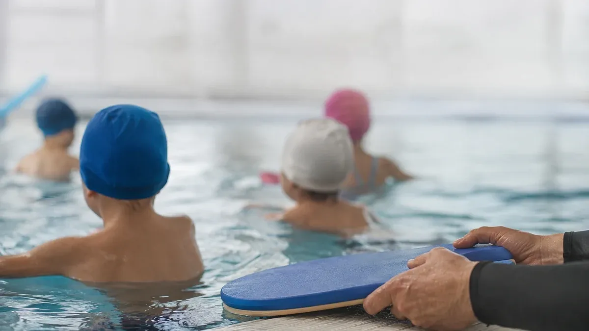 Photographie d'illustration générée par IA, sans texte, en lien avec : Accompagner le déploiement de « l'Aisance Aquatique » à destination des enfants de 4 à 6 ans