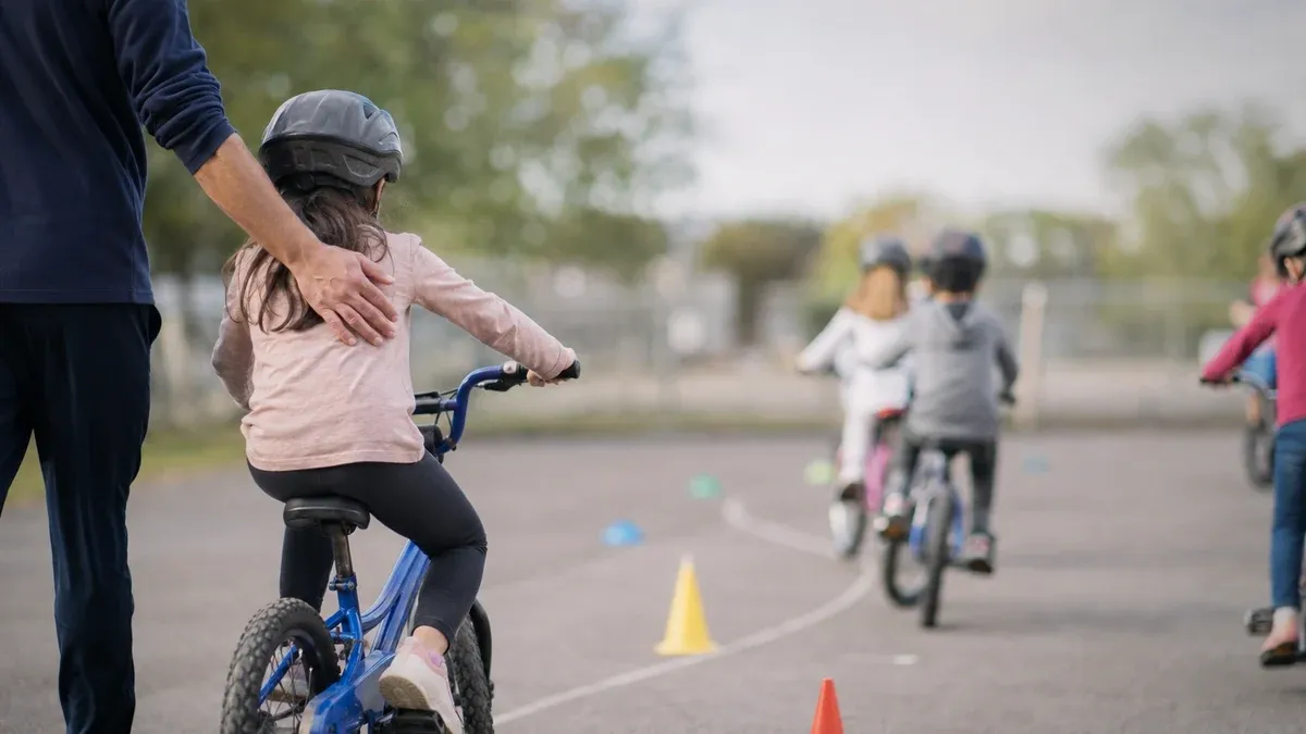 Photographie d'illustration générée par IA, sans texte, en lien avec : Accompagner le déploiement du « Savoir Rouler à Vélo » à destination des enfants de 6 à 11 ans