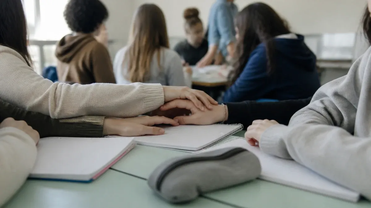 Photographie d'illustration générée par IA, sans texte, en lien avec : Les Cahiers pédagogiques publient un texte sur le harcèlement scolaire