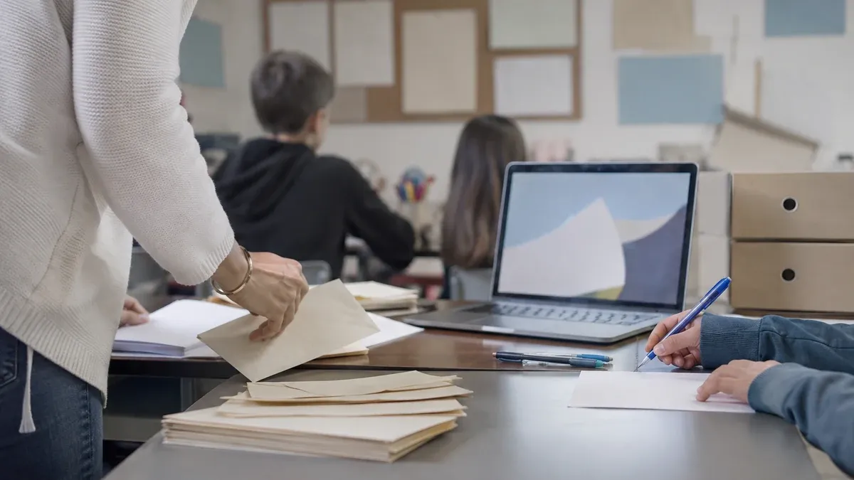 Photographie d'illustration générée par IA, sans texte, en lien avec : L’ICEM relance la correspondance scolaire sur Coop’ICEM