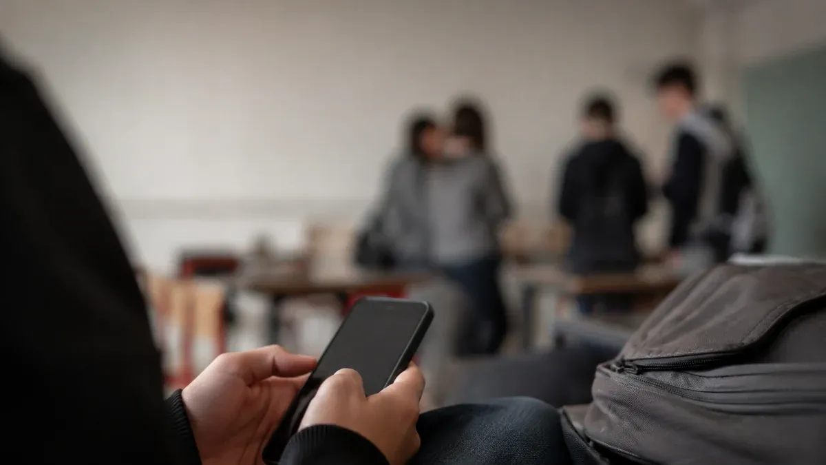 Photographie d'illustration générée par IA, sans texte, en lien avec : Asmae alerte sur le harcèlement scolaire et le cyberharcèlement