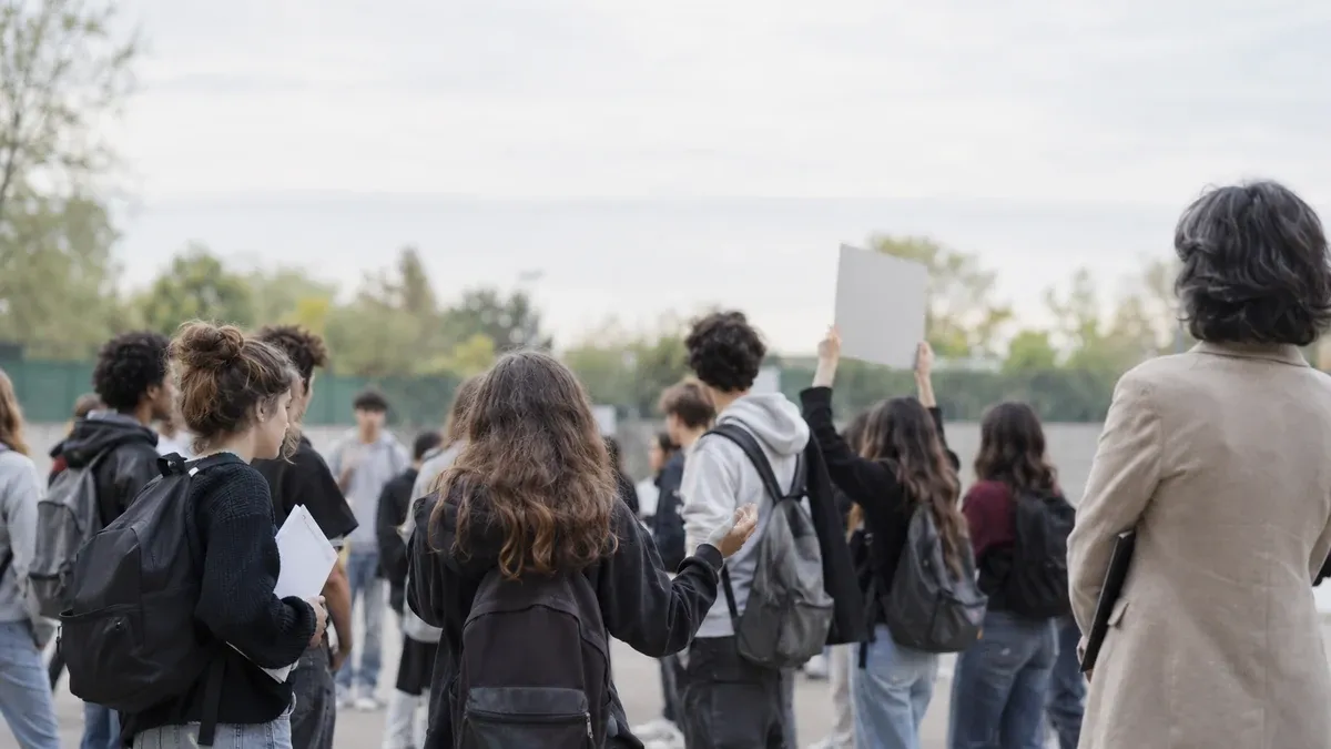 Photographie d'illustration générée par IA, sans texte, en lien avec : La réponse ne peut pas être la violence
