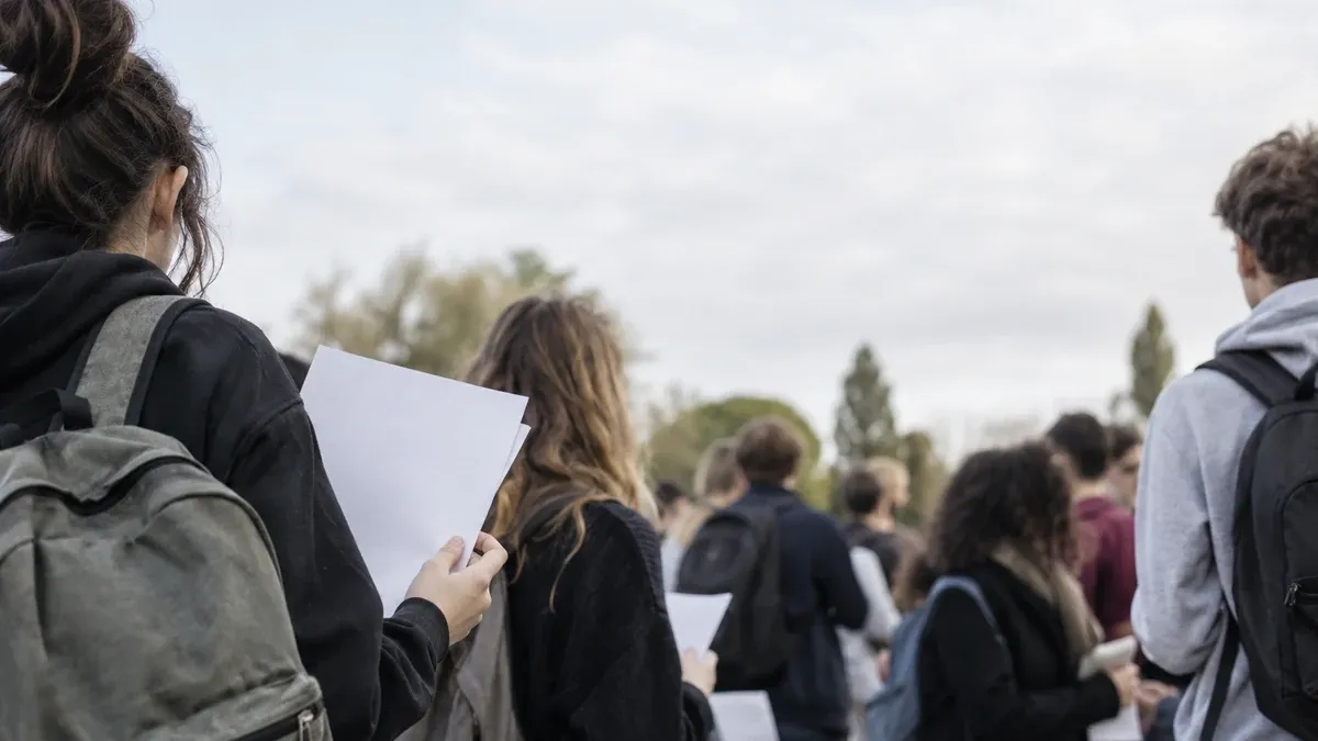 Photographie d'illustration générée par IA, sans texte, en lien avec : Le Cnajep et des organisations de jeunesse appuient les lycéens mobilisés
