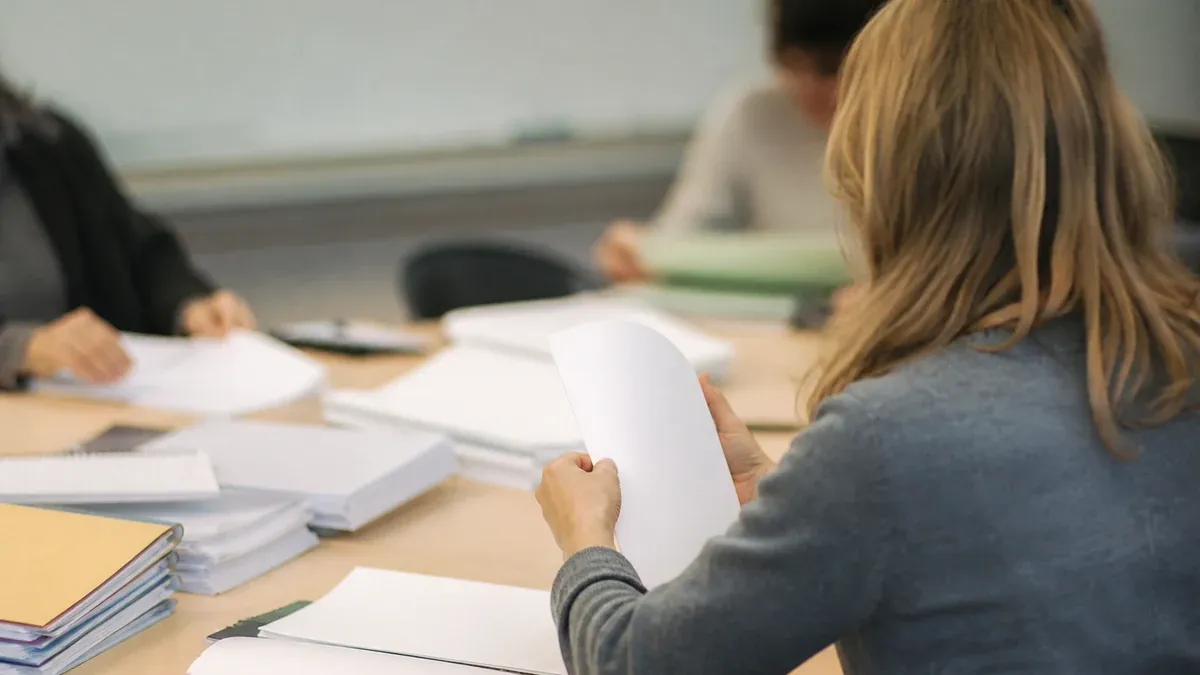 Photographie d'illustration générée par IA, sans texte, en lien avec : Le CRAP publie sa première revue de presse de l’année scolaire 2026-2027