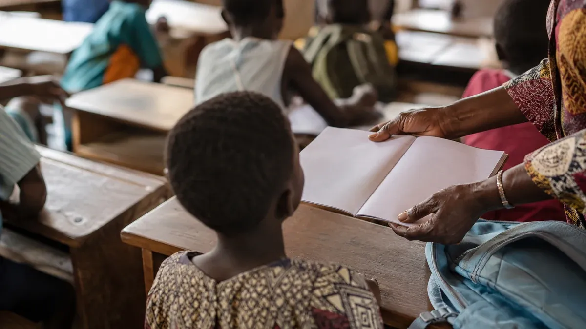 Photographie d'illustration générée par IA, sans texte, en lien avec : Tous à l’école : 46 000 enfants accompagnés vers une scolarité durable au Bénin et au Togo