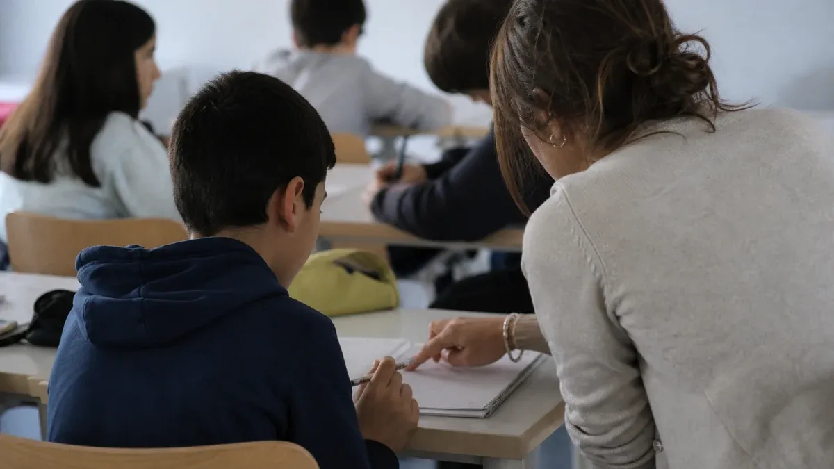 Photographie d'illustration générée par IA, sans texte, en lien avec : Devoirs faits : l'aide aux devoirs gratuite au collège