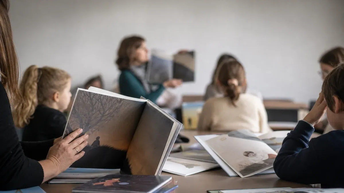Photographie d'illustration générée par IA, sans texte, en lien avec : Nuits de la lecture 2027