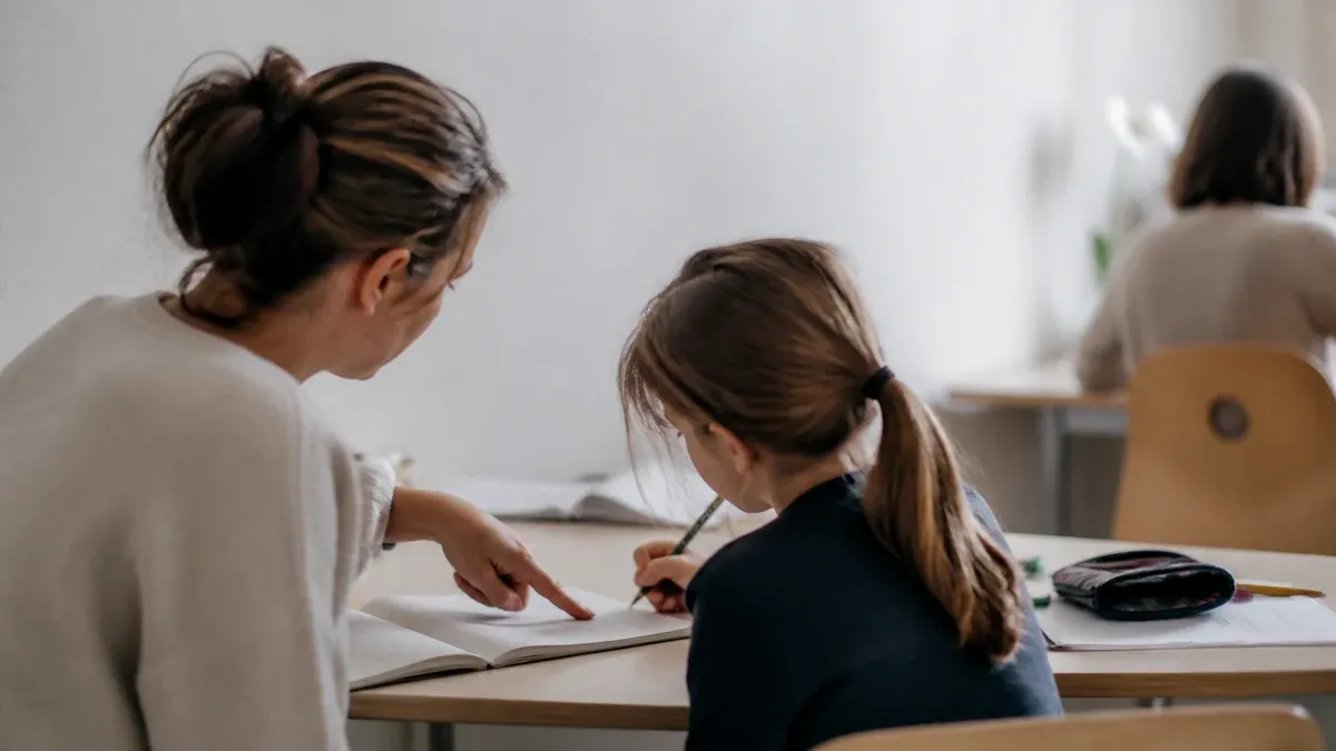 Photographie d'illustration générée par IA, sans texte, en lien avec : Aide aux devoirs gratuite : toutes les solutions 2026