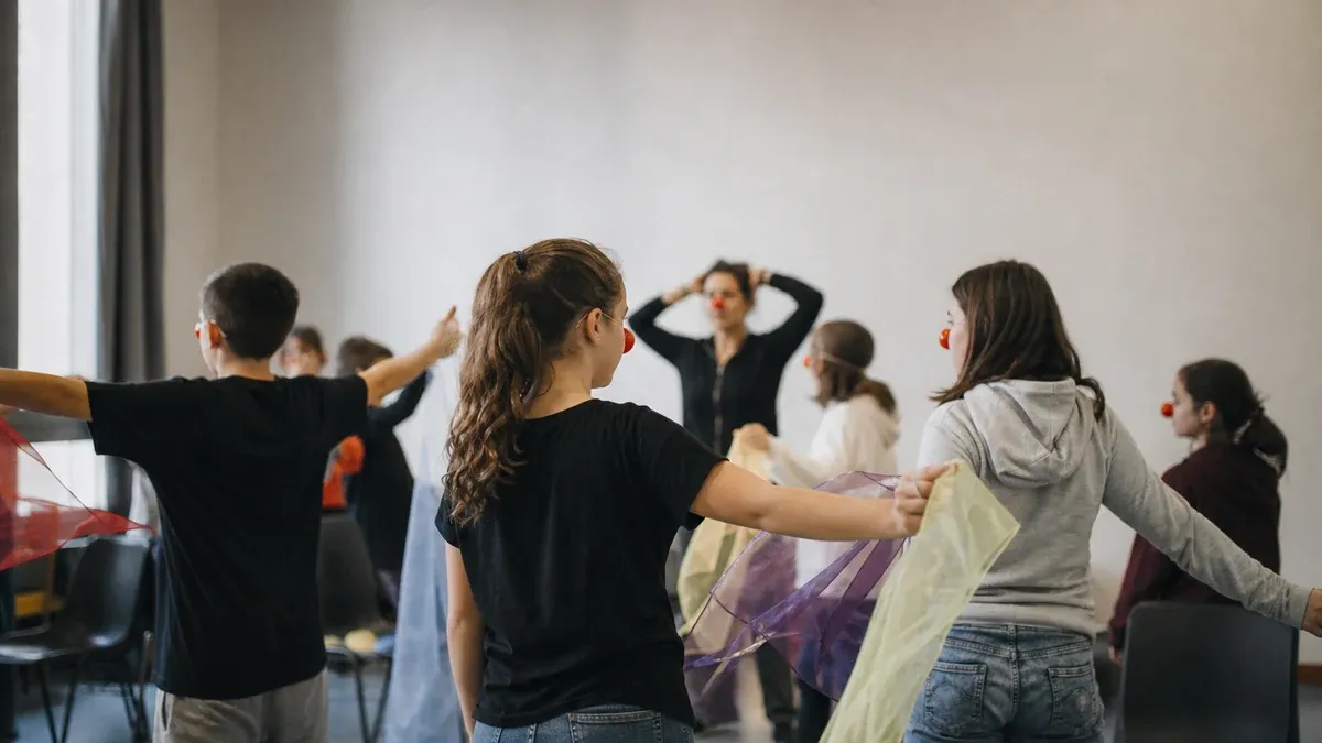 Photographie d'illustration générée par IA, sans texte, en lien avec : Des ateliers clown renforcent les parcours artistiques au collège