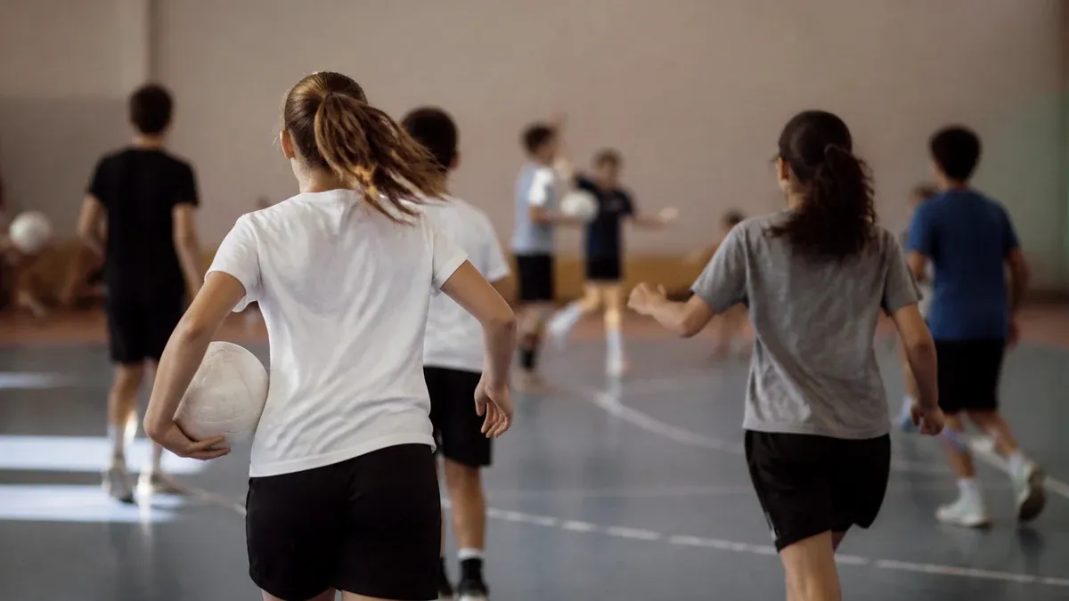 Photographie d'illustration générée par IA, sans texte, en lien avec : Deux heures de sport en plus ouvertes à tous les collèges publics volontaires
