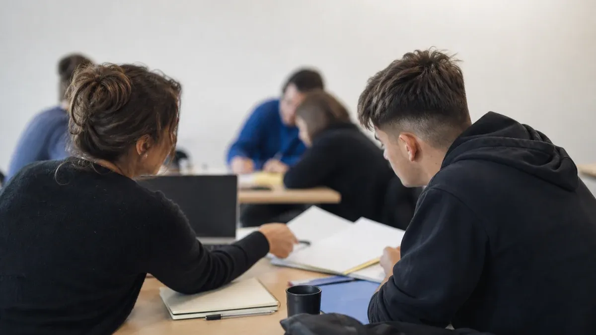 Photographie d'illustration générée par IA, sans texte, en lien avec : Neuf CFA bretons vont structurer le repérage des apprentis en difficulté