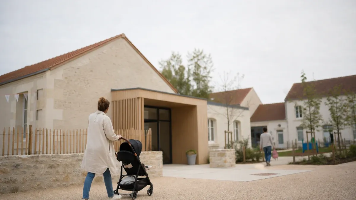 Photographie d'illustration générée par IA, sans texte, en lien avec : Une ancienne école transformée en accueil petite enfance et logements