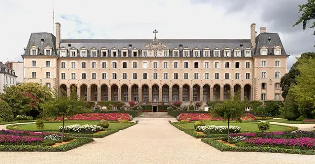 Ancienne abbaye Saint-Georges des Bénédictins, ou Palais Saint-Georges