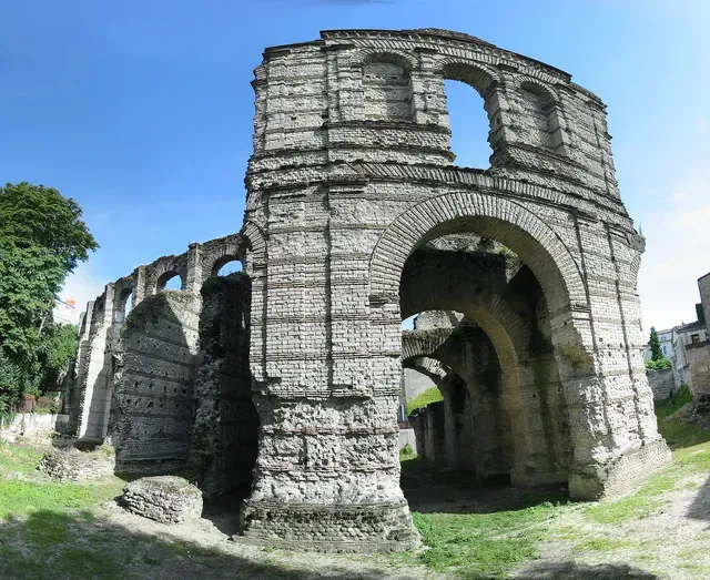 Restes de l'amphithéâtre dit Palais Gallien