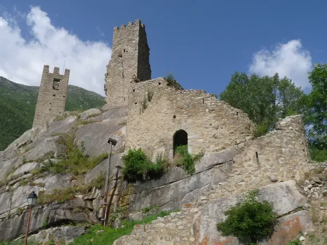 Restes de l'ancien château féodal de Carol