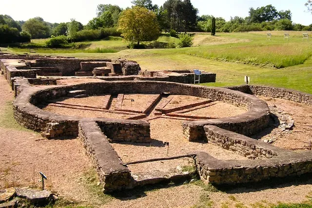 Ruines gallo-romaines des Fontaines Salées (également sur commune de Saint-Père)