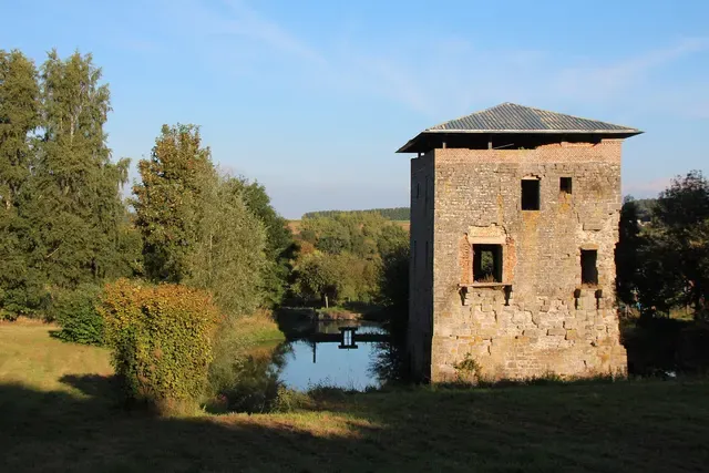 Tour sarrazine ou tour aux bois du 12e siècle
