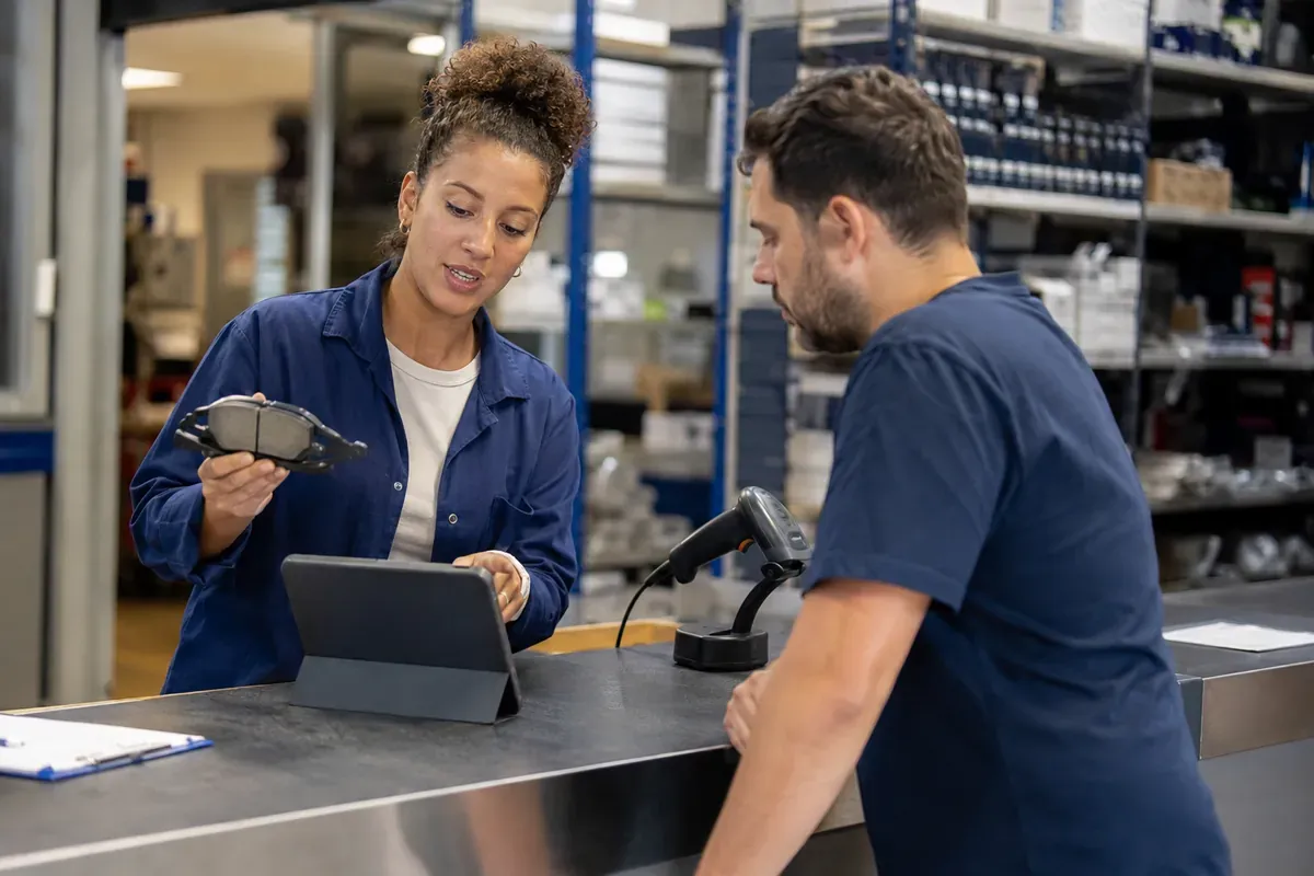 Chef d'équipe de vente en pièces de rechange et d'accessoires de véhicules