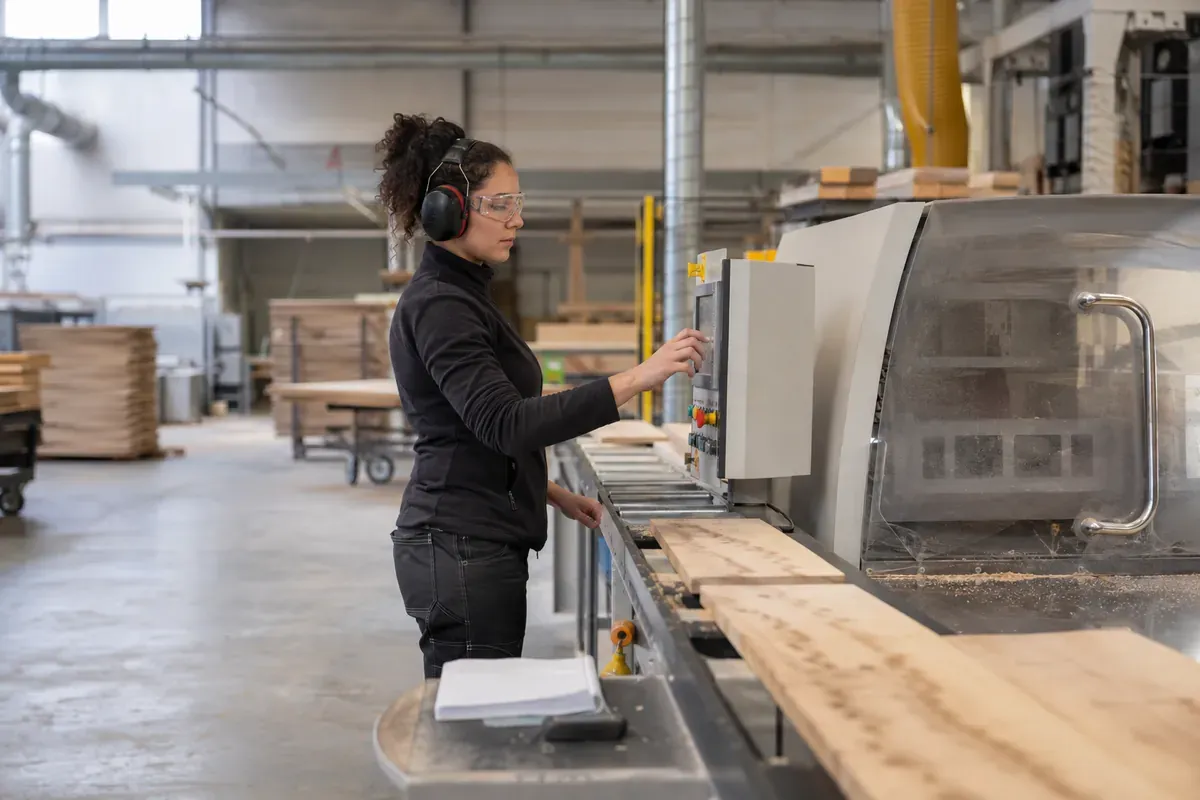 Conducteur de ligne de production en industrie du bois