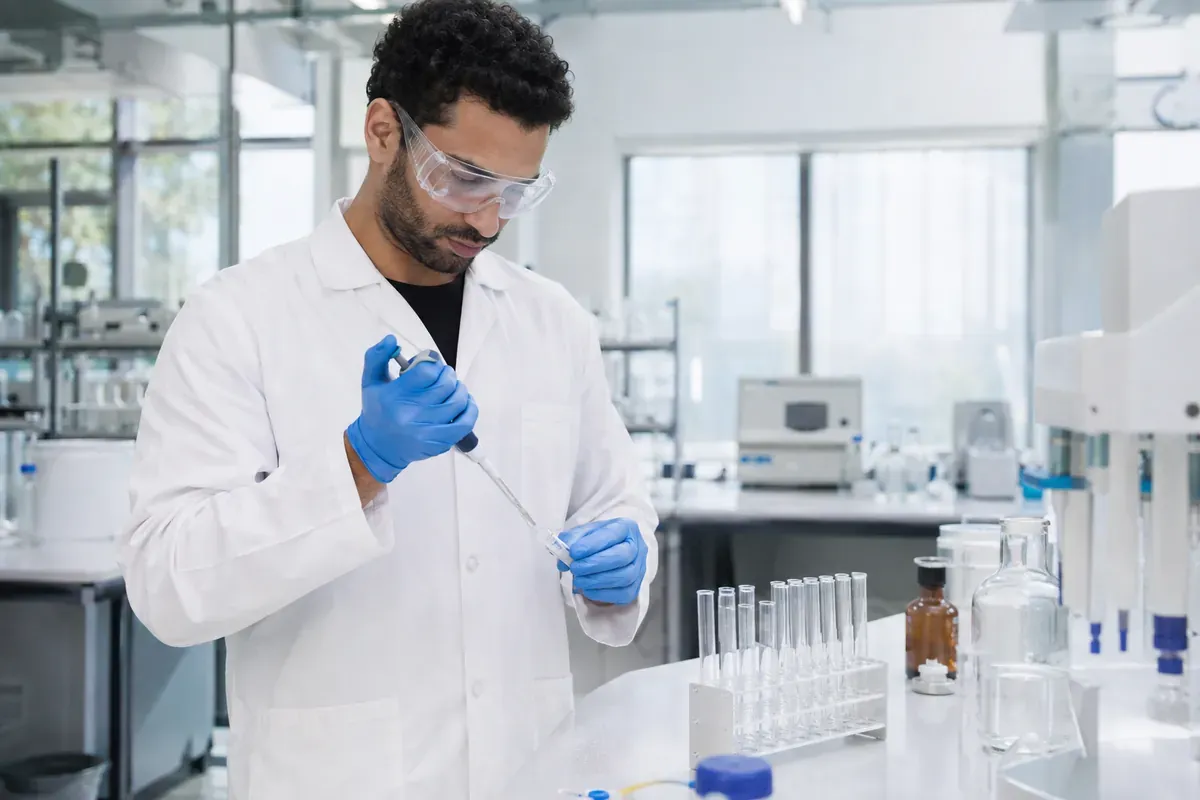 Opérateur de laboratoire d'analyse industrielle