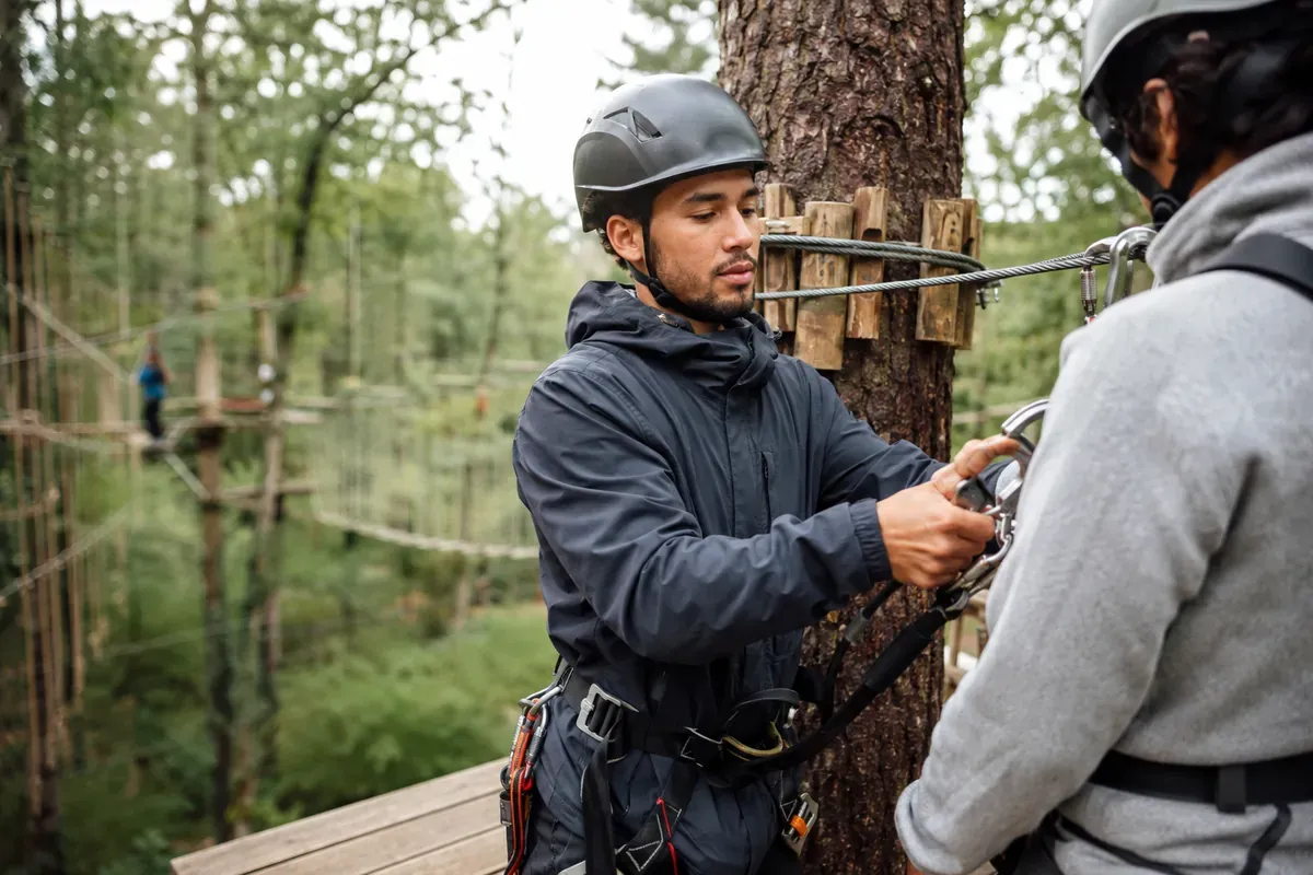 Opérateur de parcours acrobatique dans les arbres