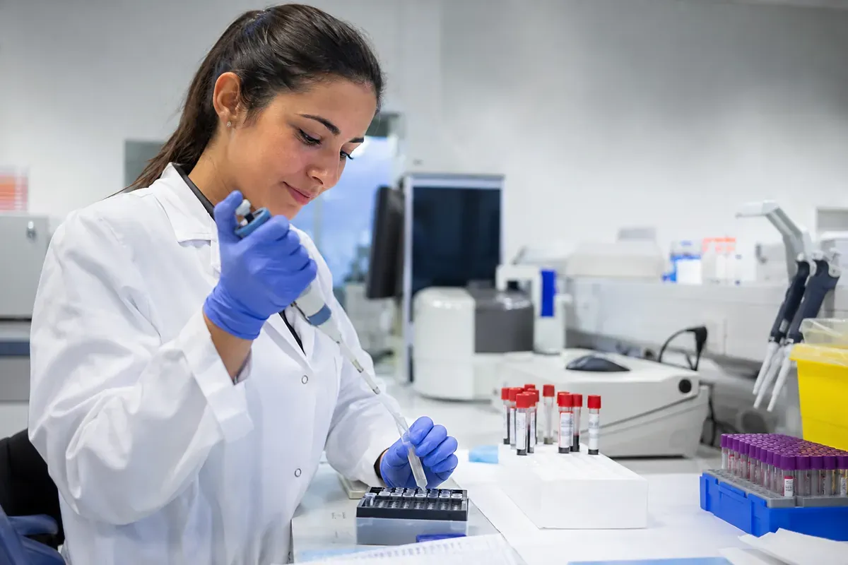 Technicien de laboratoire d'analyses médicales